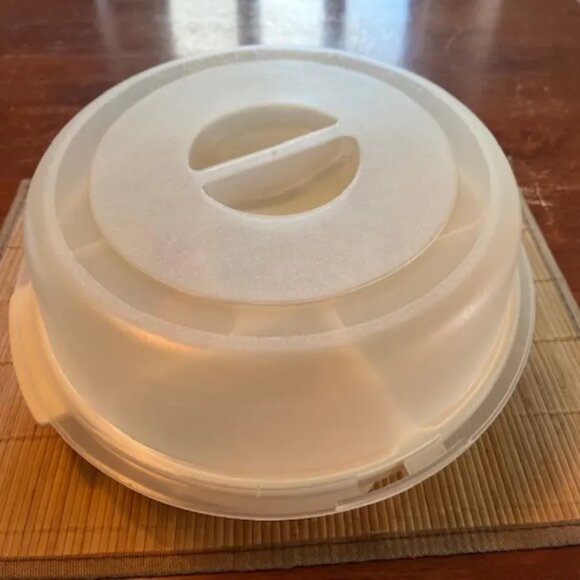 Rubbermaid vintage Cream and Clear Food Storage Container - Picture 4 of 8